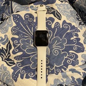 Silver Apple Watch Series 3 42MM